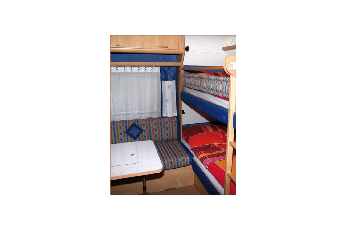 Glampingunterkunft: Gerade für Kinder ein besonderes Erlebnis- das schlafen in Etagenbetten. - Wohnwagen auf Naturcamping Malchow