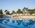 Glampingunterkunft: Am Pool - Luxusmobilheim von Gebetsroither am Camping Village Mare Pineta