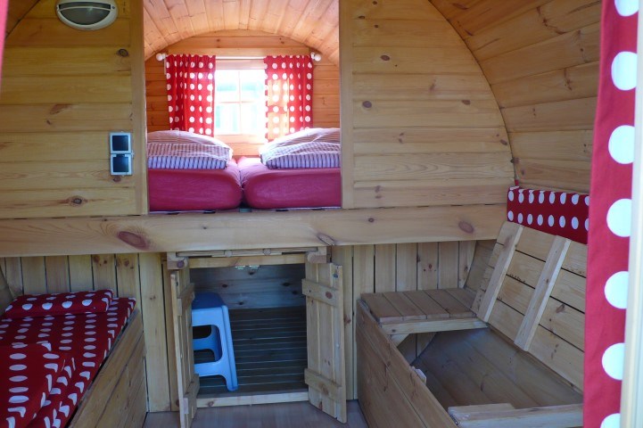Glampingunterkunft: Viel Stauraum. Die Sitzbänke lassen sich erweitern zu zwei Betten für Kinder bis 140cm. - Campingfässer ostseequelle.camp
