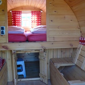 Glampingunterkunft: Viel Stauraum. Die Sitzbänke lassen sich erweitern zu zwei Betten für Kinder bis 140cm. - Campingfässer ostseequelle.camp