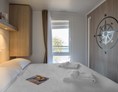 Glampingunterkunft: Mobilheim Superior - Schlafzimmer mit Doppelbett - Mobilheim Superior am Camping Vestar