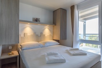 Glampingunterkunft: Mobilheim Superior - Schlafzimmer mit Doppelbett - Mobilheim Superior am Camping Vestar