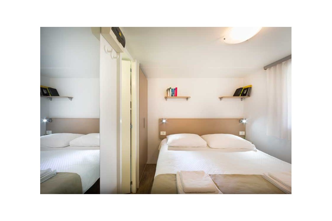 Glampingunterkunft: Mobilheim Deluxe am Camping Valkanela - Schlafzimmer mit Doppelbett - Mobilheim Deluxe am Camping Valkanela