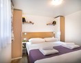 Glampingunterkunft: Mobilheim Deluxe am Camping Valkanela - Schlafzimmer mit Doppelbett - Mobilheim Deluxe am Camping Valkanela