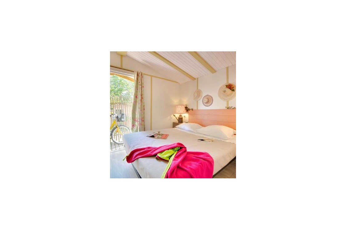 Glampingunterkunft: Schlafzimmer mit Doppelbett - Cabane Jardin für 6 Personen am Camping Le Sérignan Plage