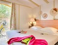 Glampingunterkunft: Schlafzimmer mit Doppelbett - Cabane Jardin für 6 Personen am Camping Le Sérignan Plage