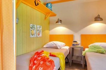 Glampingunterkunft: Schlafzimmer mit zwei Einzelbetten - Cabane Jardin für 6 Personen am Camping Le Sérignan Plage