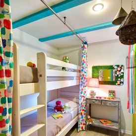 Glampingunterkunft: Ein Schlafzimmer mit Etagenbett - Cabane Jardin für 6 Personen am Camping Le Sérignan Plage