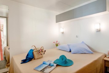 Glampingunterkunft: Schlafzimmer mit Doppelbett - Cottage Patio für 7 Personen am Camping Le Sérignan Plage