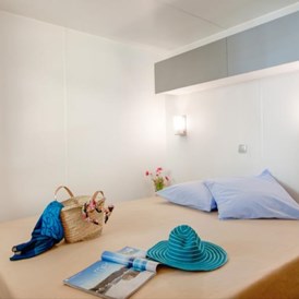 Glampingunterkunft: Schlafzimmer mit Doppelbett - Cottage Patio für 7 Personen am Camping Le Sérignan Plage