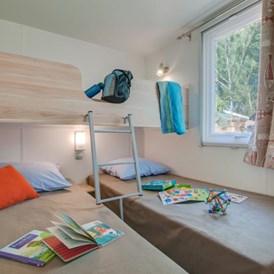 Glampingunterkunft: Schlafzimmer mit Einzelbetten - Cottage Patio für 7 Personen am Camping Le Sérignan Plage
