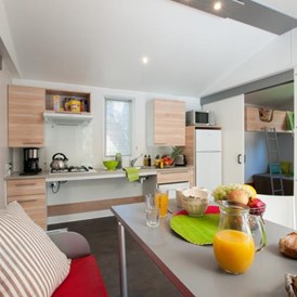 Glampingunterkunft: Küche und Wohnraum - Cottage "PMR" für 4 Personen am Camping Le Sérignan Plage