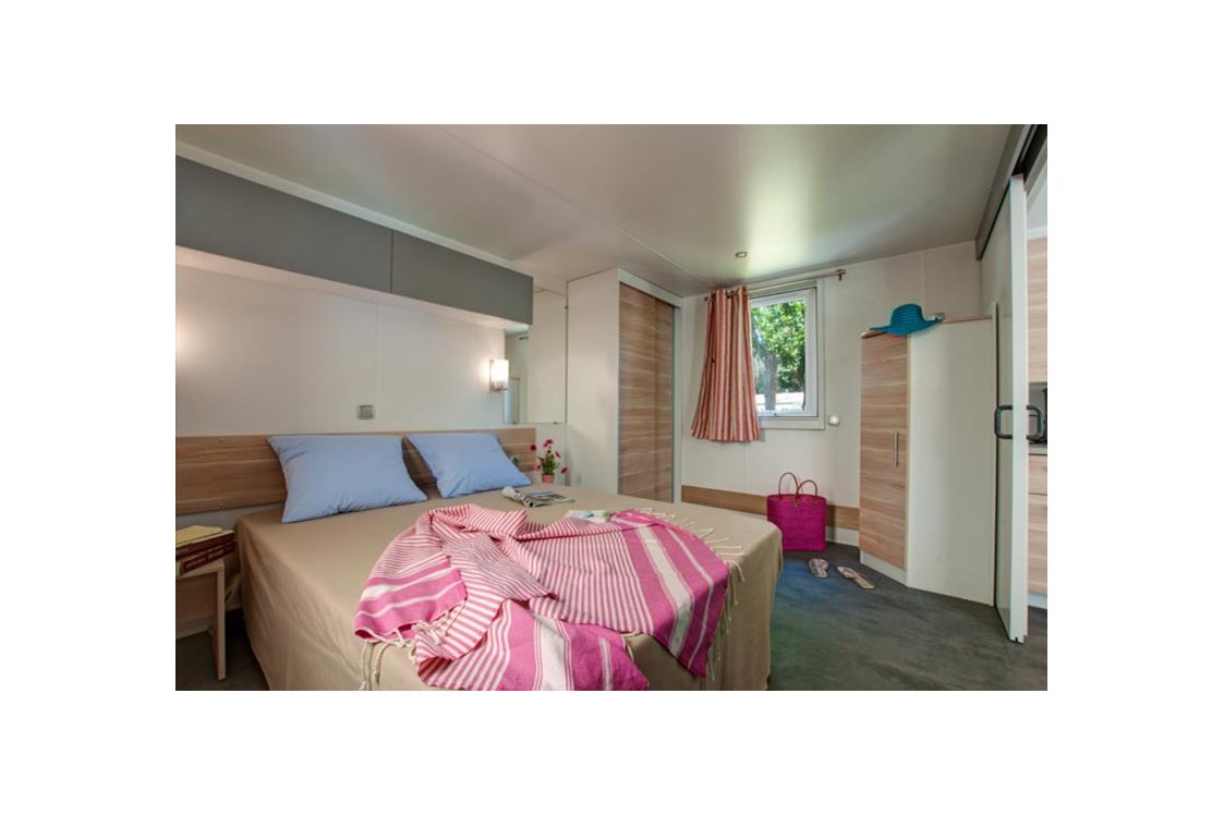 Glampingunterkunft: Schlafzimmer mit Doppelbett - Cottage "PMR" für 4 Personen am Camping Le Sérignan Plage