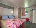 Glampingunterkunft: Schlafzimmer mit Doppelbett - Cottage "PMR" für 4 Personen am Camping Le Sérignan Plage