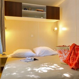 Glampingunterkunft: Schlafzimmer mit Doppelbett - Cottage Languedoc für 4-6 Personen am Camping Le Sérignan Plage