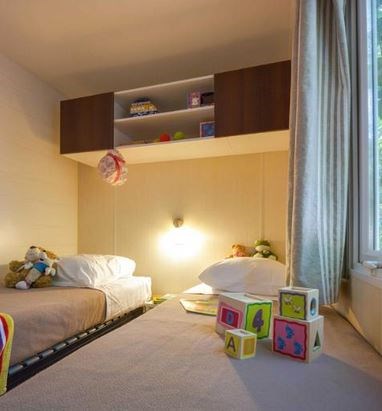 Glampingunterkunft: Zimmer mit zwei Einzelbetten - Cottage Languedoc für 4-6 Personen am Camping Le Sérignan Plage