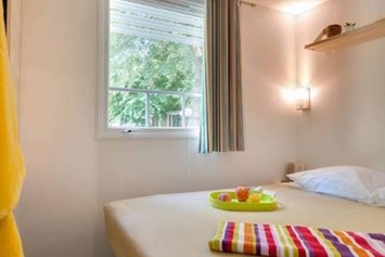 Glampingunterkunft: Das Elternschlafzimmer - Cottage Languedoc für 6 Personen am Camping Le Sérignan Plage