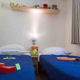 Glampingunterkunft: Schlafzimmer mit 2 Einzelbetten - Cottage Languedoc für 6 Personen am Camping Le Sérignan Plage