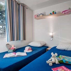 Glampingunterkunft: Schlafzimmer mit 2 Einzelbetten - Cottage Languedoc für 6 Personen am Camping Le Sérignan Plage