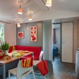 Glampingunterkunft: Der Wohn- und Kochbereich - Cottage Balnéo für 5 Personen am Camping Le Sérignan Plage