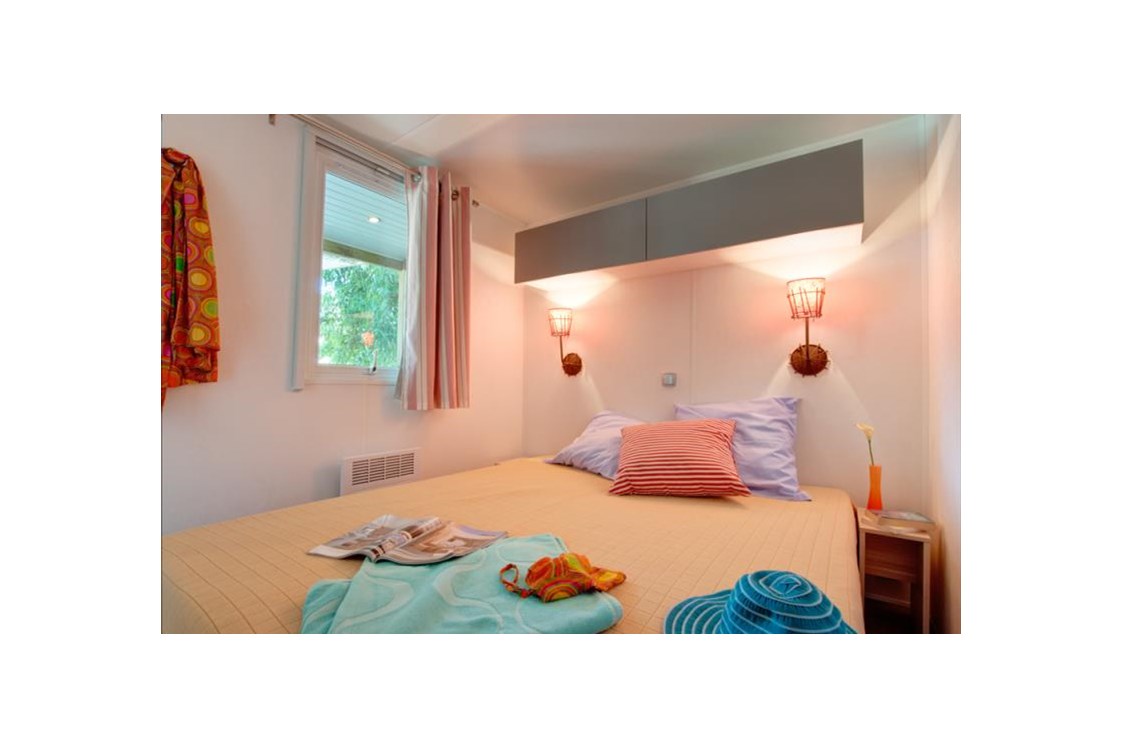 Glampingunterkunft: Schlafzimmer mit Doppelbett - Cottage Balnéo für 5 Personen am Camping Le Sérignan Plage