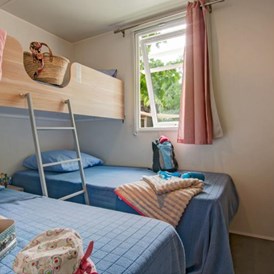 Glampingunterkunft: Zimmer mit drei Einzelbetten - Cottage Balnéo für 5 Personen am Camping Le Sérignan Plage