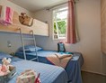 Glampingunterkunft: Zimmer mit drei Einzelbetten - Cottage Balnéo für 5 Personen am Camping Le Sérignan Plage