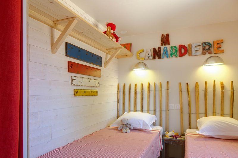 Glampingunterkunft: Zimmer mit zwei Einzelbetten - Cabane Canardiere für 6 Personen am Camping Le Sérignan Plage