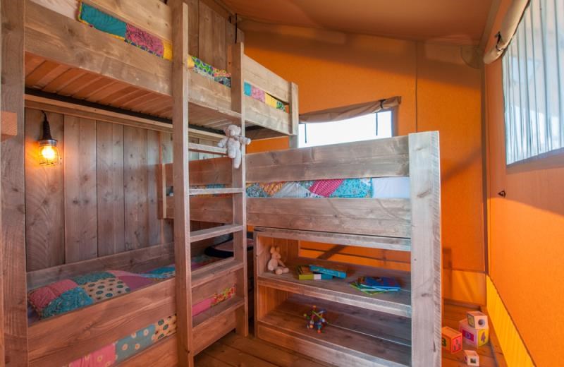 Glampingunterkunft: Zimmer mit Etagenbett - Bungalowzelt Séoune für 4 Personen am Camping Le Sérignan Plage