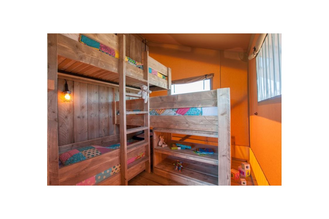 Glampingunterkunft: Zimmer mit Etagenbett - Bungalowzelt Séoune für 4 Personen am Camping Le Sérignan Plage