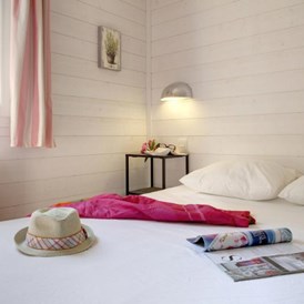 Glampingunterkunft: Schlafzimmer mit Doppelbett - Chalet Robinson für 5 Personen am Camping Le Sérignan Plage