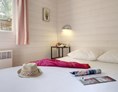 Glampingunterkunft: Schlafzimmer mit Doppelbett - Chalet Robinson für 5 Personen am Camping Le Sérignan Plage