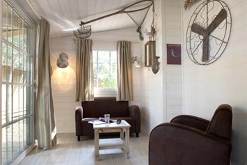 Glampingunterkunft: Schöner Wohnbereich - Chalet Robinson für 5 Personen am Camping Le Sérignan Plage