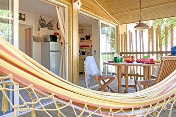 Glampingunterkunft: Terrasse mit Hängematte - Chalet Robinson für 5 Personen am Camping Le Sérignan Plage