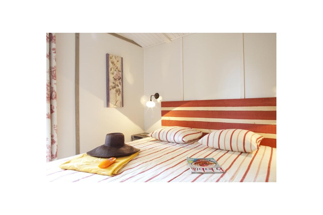 Glampingunterkunft: Schlafzimmer mit Doppelbett - Cabane Pêcheur für 4 Personen am Camping Le Sérignan Plage
