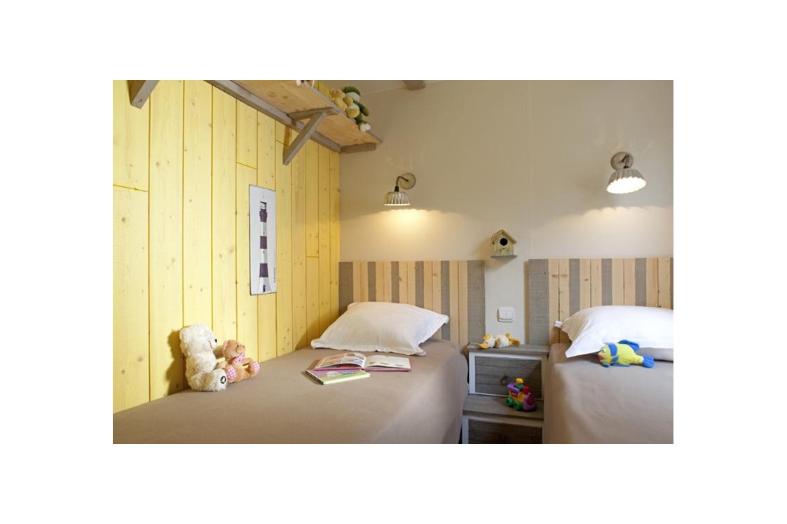 Glampingunterkunft: Schlafzimmer mit Einzelbetten - Cabane Pêcheur für 4 Personen am Camping Le Sérignan Plage