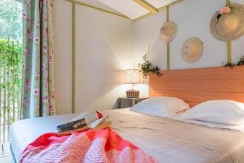 Glampingunterkunft: Schlafzimmer mit Doppelbett - Cabane Jardin für 4 Personen am Camping Le Sérignan Plage
