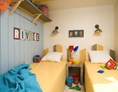 Glampingunterkunft: Schlafzimmer mit zwei Einzelbetten - Cabane Pecheur für 6 Personen am Camping Le Sérignan Plage