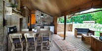 Luxuscamping - TV - Unser großes Glampingzelt Yakari mit Blick auf den Spielplatz - Campingpark Heidewald Campingpark Heidewald