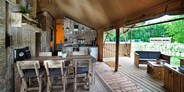 Luxuscamping - Kochutensilien - Unser großes Glampingzelt Yakari mit Blick auf den Spielplatz - Campingpark Heidewald