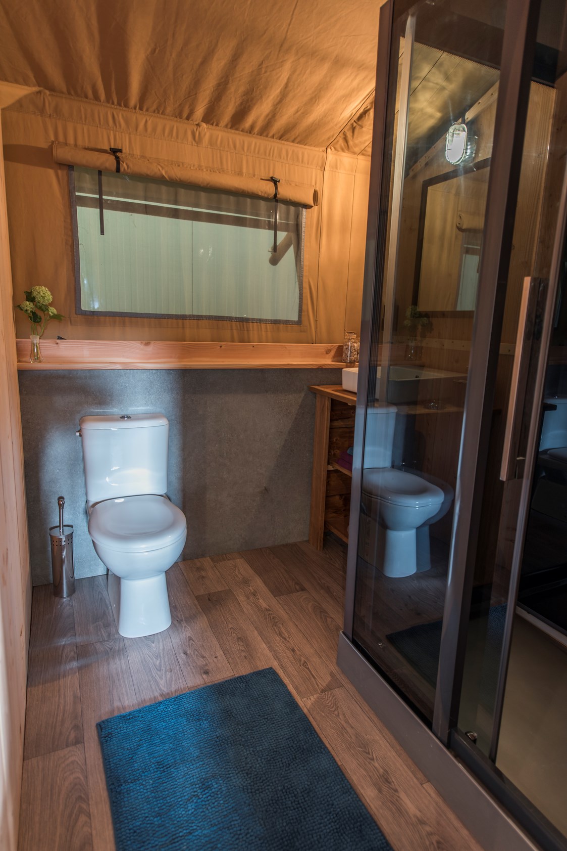 Glampingunterkunft: Die Badezimmer der Safarizelte sind geräumig und mit Dusche, Waschbecken und WC ausgestattet.  - Campingpark Heidewald