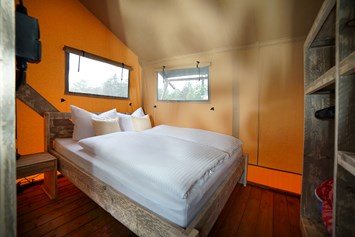Glampingunterkunft: Doppelbett im Safarizelt.....lädt zum Träumen ein! - Campingpark Heidewald