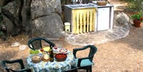 Luxuscamping - Essplatz und Küche unter schattigen Wildoliven - Königszelt in Sardinien