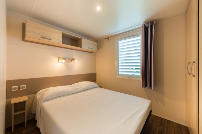 Glampingunterkunft: Schlafzimmer mit Doppelbett - Mobilheim Classic für 4 bis 7 Personen am Castel L'Orangerie de Lanniron
