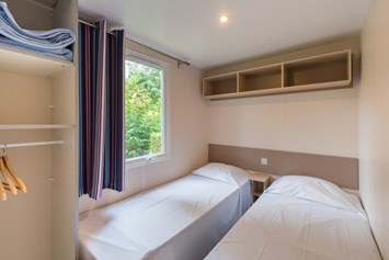 Glampingunterkunft: Schlafzimmer mit zwei Einzelbetten - Mobilheim Classic für 4 bis 7 Personen am Castel L'Orangerie de Lanniron