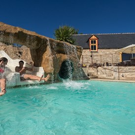 Glampingunterkunft: Pool mit Wasserrutschen - Mobilheim Classic für 4 bis 7 Personen am Castel L'Orangerie de Lanniron