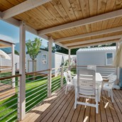 Luxuscamping: Terrasse, 13 m2 - Bungalow AZALEA 4 auf Campofelice Camping Village
