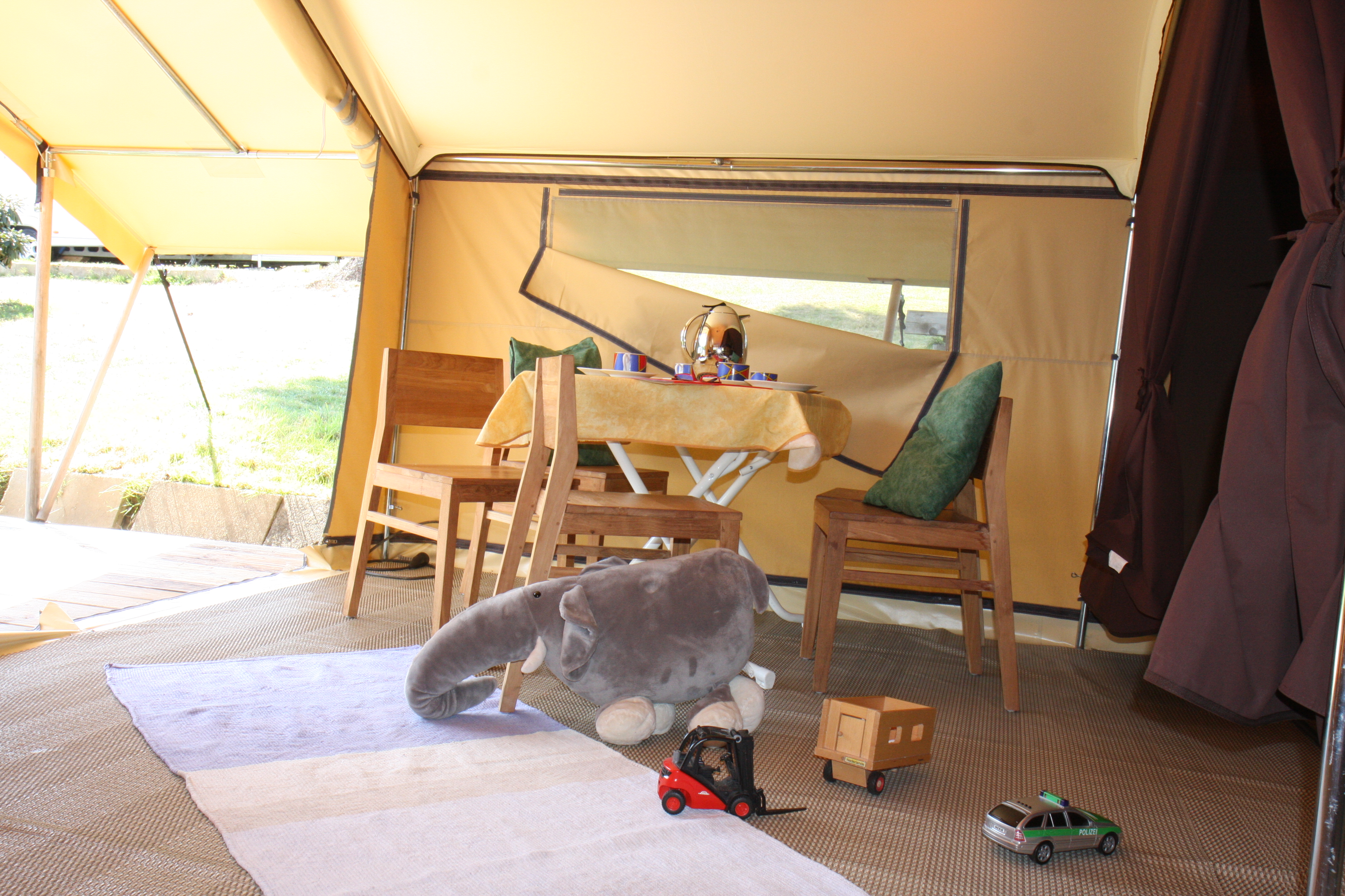 Glampingunterkunft: Schwarzwalldzelt mit Bollerofen
 - Schwarzwald-Lodge auf Camping Schwarzwaldhorn