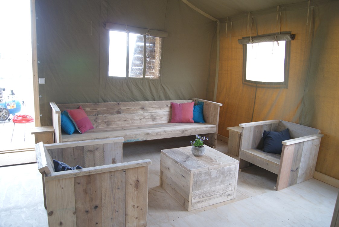Glampingunterkunft: Wohnzimmer - Strandlodges für 5 Personen auf Strandpark de Zeeuwse Kust