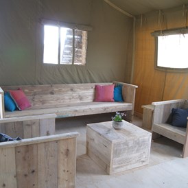 Glampingunterkunft: Wohnzimmer - Strandlodges für 5 Personen auf Strandpark de Zeeuwse Kust